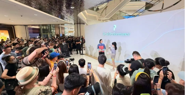 刘雯惊艳亮相J9集团国际站官网MALL 共启户外美学新篇